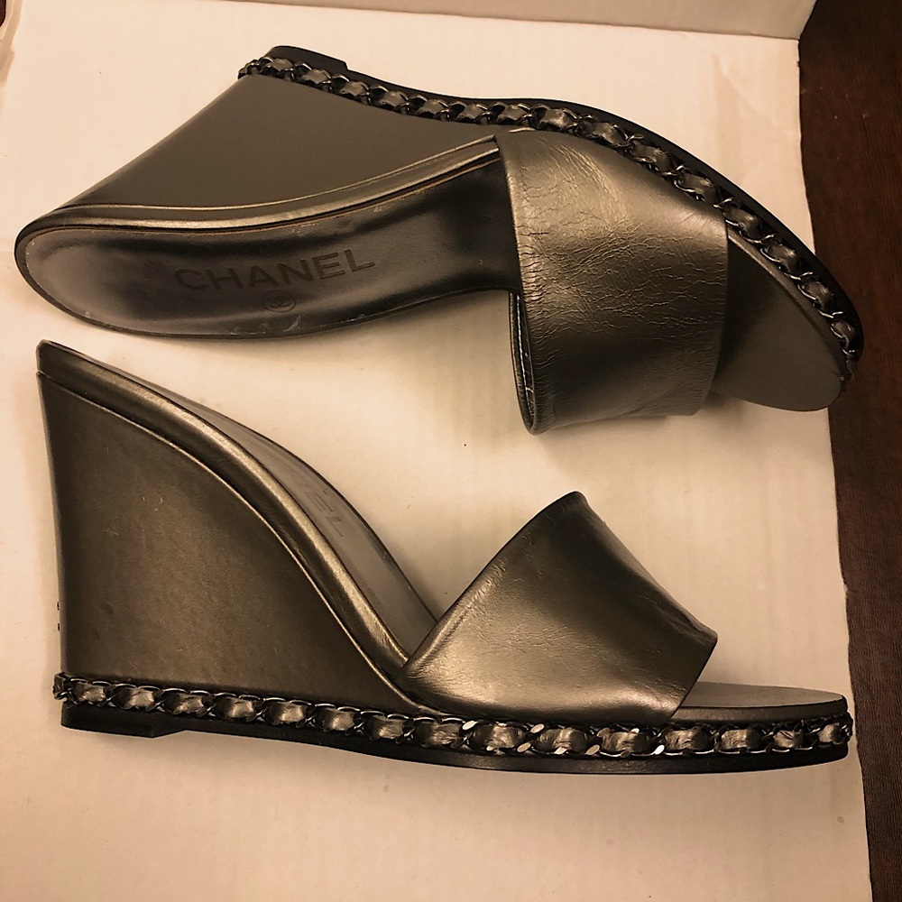 CHANEL Pewter Silver CC Chain Slide Wedge Slide Sandals 38 (6.5/7)